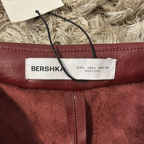 Bershka belted faux leather mini skirt in burgundy - Picture 11 of 12